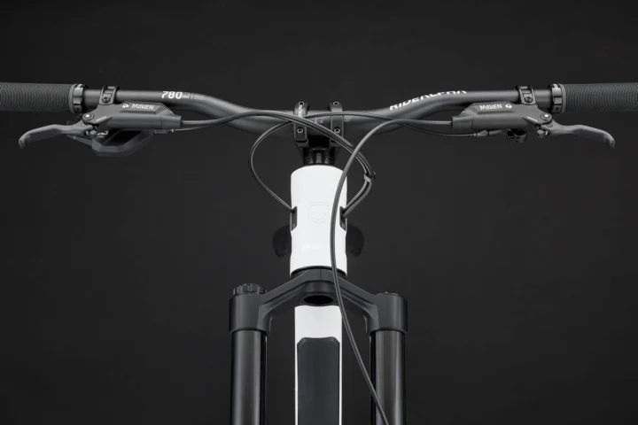 2027 Commencal Clash V3 Rockshox